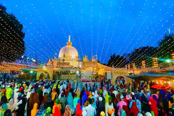 khwaja garib nawaz urs ajmer sharif roshni dua night crowd scene.