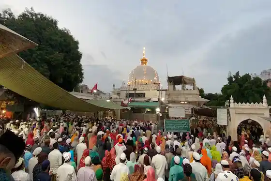 khwaja garib nawaz urs ajmer sharif dargah devotees prayer view